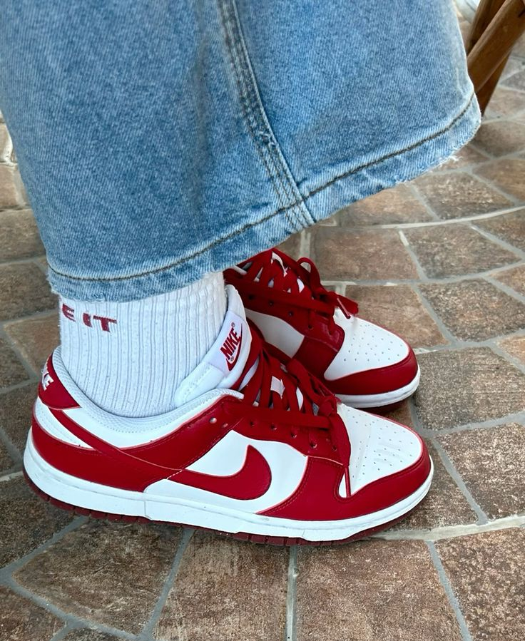 Nike SB Dunk Low "University Red"